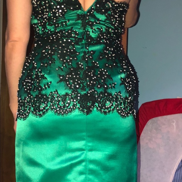 Emerald green and black lace with shiny stones - Picture 3 of 3